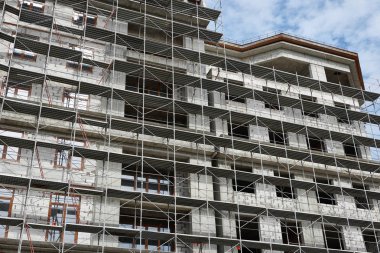 İnşaat, yapı iskeleleri ve beton altında yeni bina