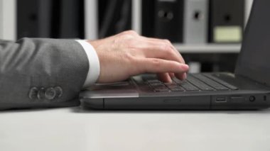 Ofiste çalışan ve finans hesaplaması yapan işadamı, raporları okur ve yazar. İş mali muhasebe kavramı.