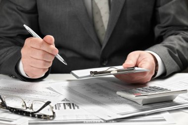 Bir ofiste çalışan iş adamı. El ve belgeleri portre.