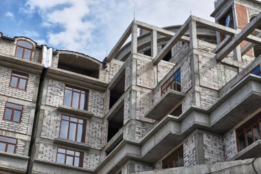 İnşaat, yapı iskeleleri ve beton altında yeni bina