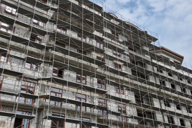 İnşaat, yapı iskeleleri ve beton altında yeni bina