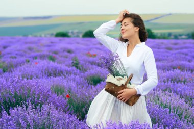 Genç kadın lavanta çiçek alanında, güzel yaz manzara