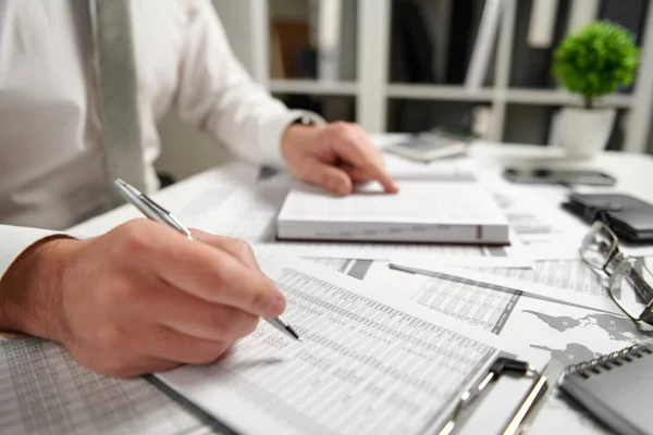 Zakenman werkzaam op kantoor en het berekenen van Financiën, leest en schrijft rapporten. Business Financial Accounting concept. — Stockfoto