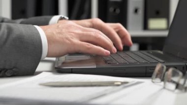 Ofiste çalışan ve finans hesaplaması yapan işadamı, raporları okur ve yazar. İş mali muhasebe kavramı.