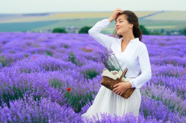 Genç kadın lavanta çiçek alanında, güzel yaz manzara