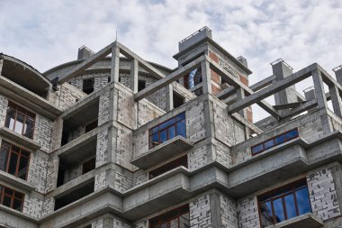 İnşaat, yapı iskeleleri ve beton altında yeni bina