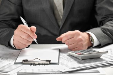 Bir ofiste çalışan iş adamı. El ve belgeleri portre.