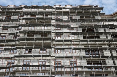 İnşaat, yapı iskeleleri ve beton altında yeni bina