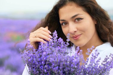 lavanta çiçeği ile güzel kadın yüz