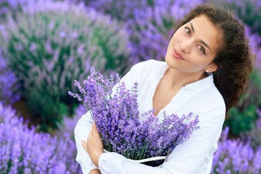Genç kadın lavanta çiçek alanında, güzel yaz manzara