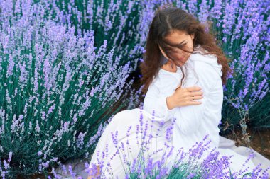 Genç kadın lavanta çiçek alanında, güzel yaz manzara