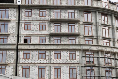 İnşaat, yapı iskeleleri ve beton altında yeni bina