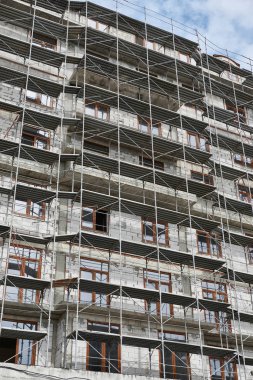 İnşaat, yapı iskeleleri ve beton altında yeni bina