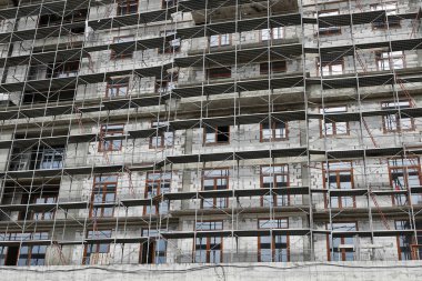 İnşaat, yapı iskeleleri ve beton altında yeni bina