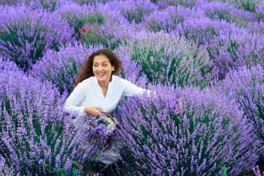 Genç kadın lavanta çiçek alanında, güzel yaz manzara
