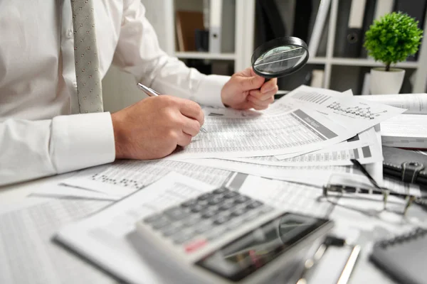 Uomo d'affari che lavora in ufficio e calcola la finanza, legge e scrive rapporti. Concetto contabile finanziario aziendale . — Foto Stock