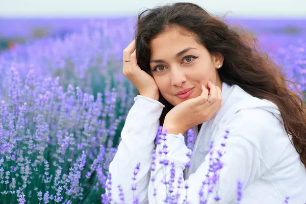 Jonge vrouw is in de lavendel bloem veld, mooie zomerlandschap — Stockfoto