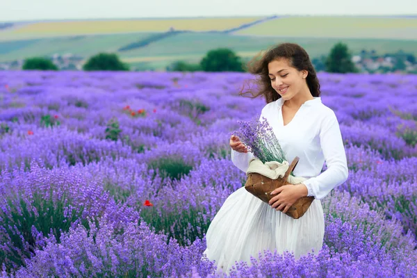 Genç kadın lavanta çiçek alanında, güzel yaz manzara