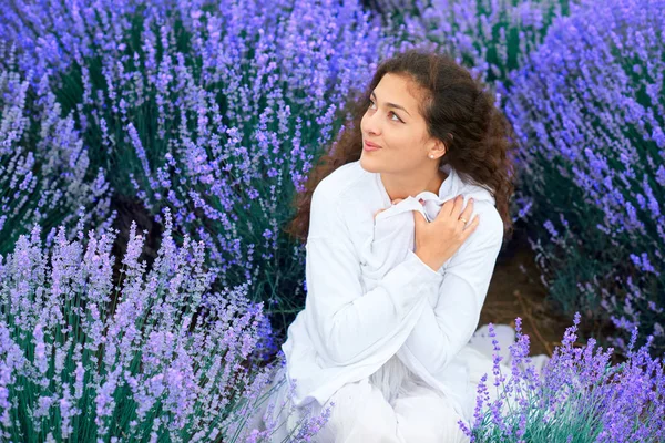 Genç kadın lavanta çiçek alanında, güzel yaz manzara