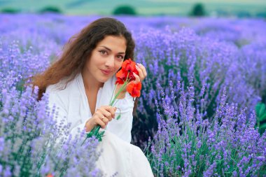 Poppy ile genç kadın lavanta çiçek alanı, güzel yaz manzara