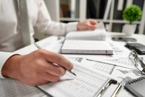 Zakenman werkzaam op kantoor en het berekenen van Financiën, leest en schrijft rapporten. Business Financial Accounting concept. — Stockfoto