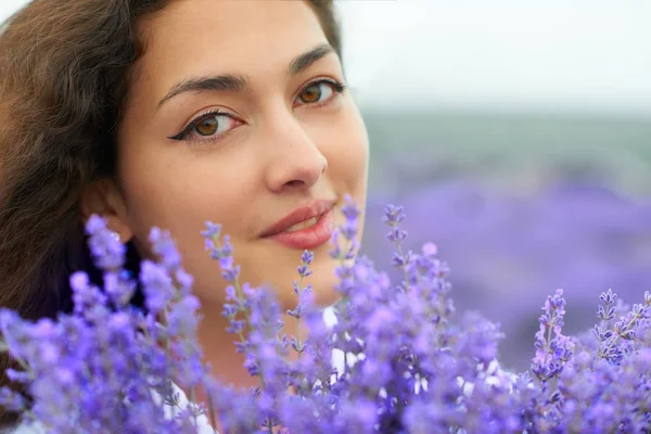 lavanta çiçeği ile güzel kadın yüz