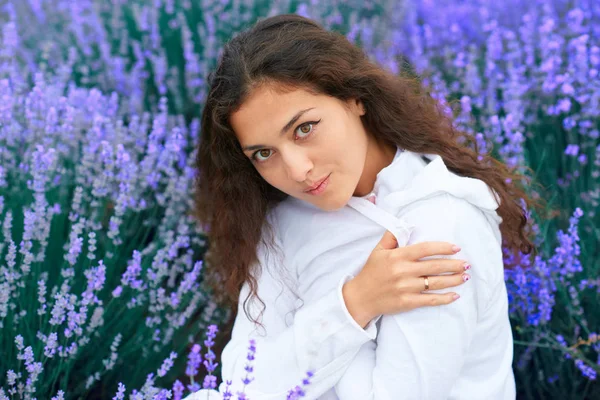 Young woman is in the lavender flower field, beautiful summer landscape — Stock Photo, Image