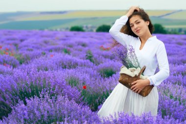 Genç kadın lavanta çiçek alanında, güzel yaz manzara