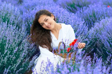 Poppy ile genç kadın lavanta çiçek alanı, güzel yaz manzara