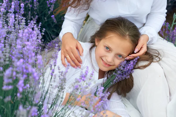 Kızlar lavanta çiçek alanı, güzel yaz manzara vardır — Stok fotoğraf