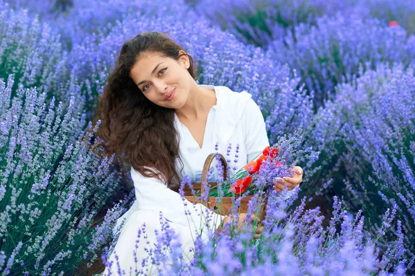 Fiatal nő mák van a levendula virág mező, gyönyörű nyári táj — Stock Fotó