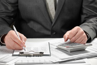 Bir ofiste çalışan iş adamı. El ve belgeleri portre.