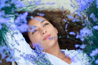 Genç kadın lavanta çiçek alanı, güzel yaz manzara yatıyor