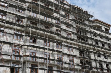 İnşaat, yapı iskeleleri ve beton altında yeni bina