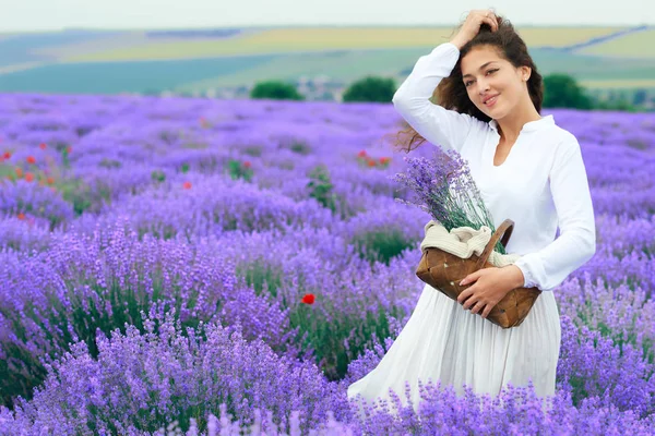 Genç kadın lavanta çiçek alanında, güzel yaz manzara