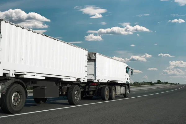 El camión blanco está subiendo por la carretera. Concepto de transporte de carga . —  Fotos de Stock