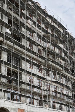 İnşaat, yapı iskeleleri ve beton altında yeni bina