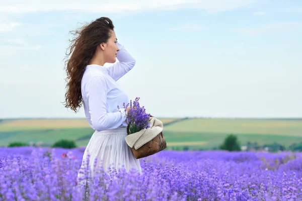 Giovane donna è nel campo di fiori di lavanda, bellissimo paesaggio estivo — Foto Stock