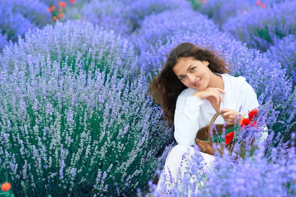 Mladá žena s mápy je v levandulově květinové oblasti, krásná letní krajina — Stock fotografie