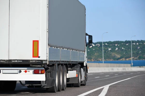 White truck is going up the road. Cargo transportation concept. — Stock Photo, Image