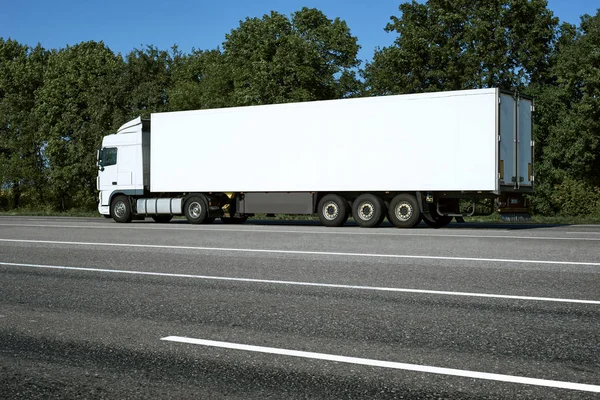 De witte truck gaat de weg op. Vrachtvervoersconcept. — Stockfoto