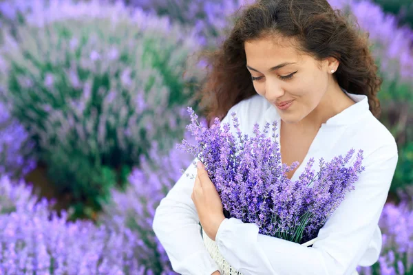 Νεαρή γυναίκα είναι στο χωράφι λουλούδι Λεβάντα, όμορφο καλοκαιρινό τοπίο — Φωτογραφία Αρχείου
