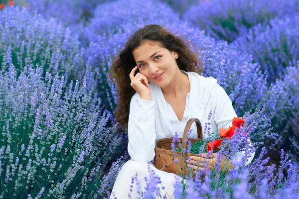 Fiatal nő mák van a levendula virág mező, gyönyörű nyári táj — Stock Fotó