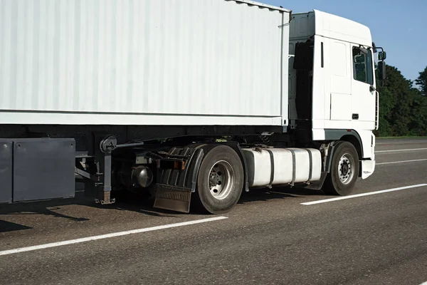 Truck gaat langs de weg. Cargo Transportation concept. — Stockfoto