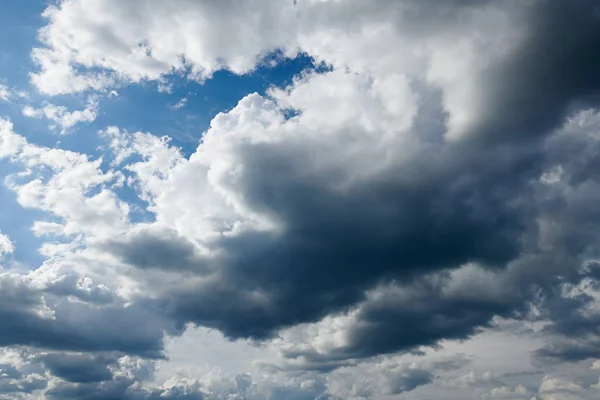 Dunkler stürmischer Himmel mit Wolken — Stockfoto