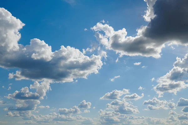 Heldere zonnige wolken, mooie hemel op dag als achtergrond — Stockfoto