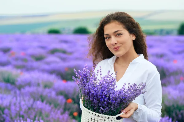 Genç kadın lavanta çiçek alanında, güzel yaz manzara