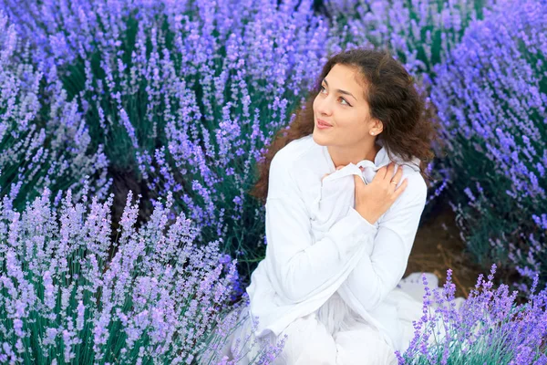Νεαρή γυναίκα είναι στο χωράφι λουλούδι Λεβάντα, όμορφο καλοκαιρινό τοπίο — Φωτογραφία Αρχείου