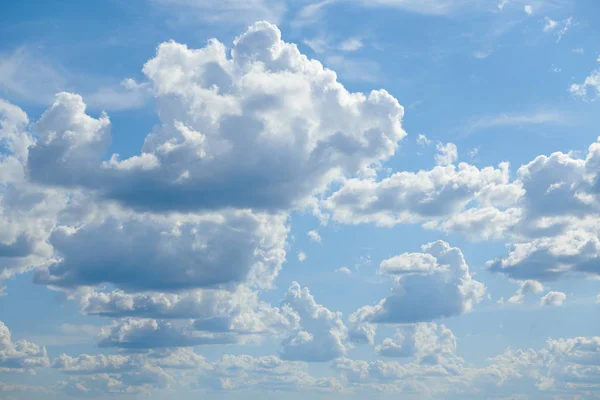 Nuages brillants et ensoleillés, beau ciel le jour comme arrière-plan — Photo