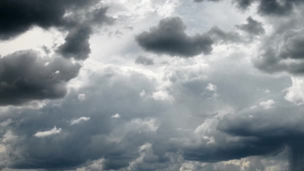 雲と暗い嵐の空のタイムラプス — ストック動画